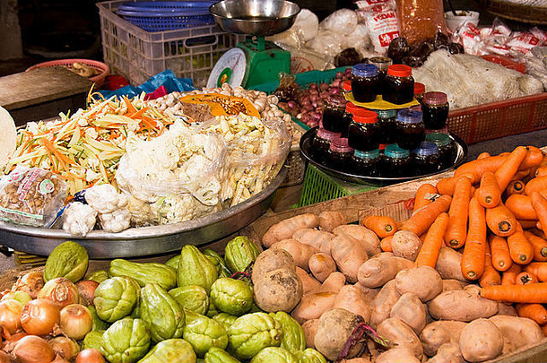 在东南亚越南富国岛的塔伊市场上<strong>卖蔬菜</strong>