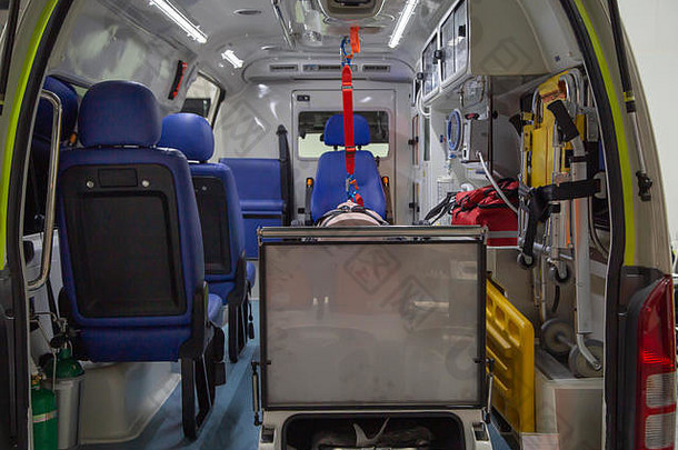 带床和病人护理设备的救护车内部