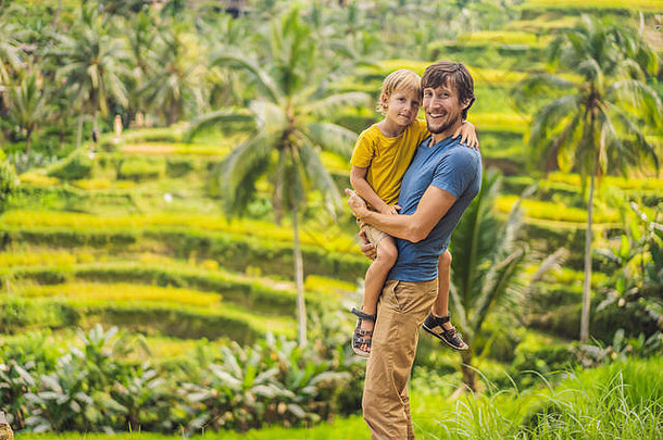爸爸儿子旅行者美丽的大米梯田背景著名的火山巴厘岛印尼旅行孩子们概念
