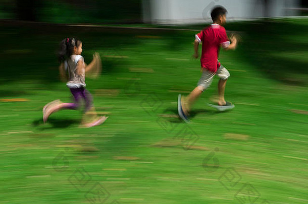 儿童在公园跑步时的运动模糊