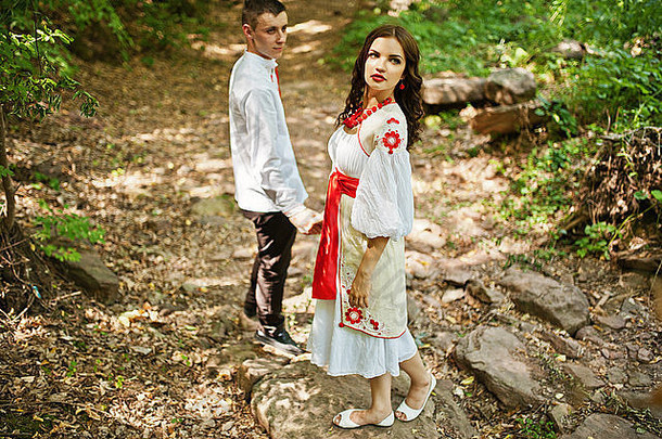 一对穿着乌克兰民族服装的情侣的爱情故事。
