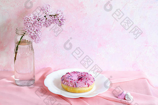 静物画，淡紫色的树枝，有<strong>花纹</strong>的盘子上的甜甜圈，粉色背景上的粉色布料上的<strong>心形</strong>棉花糖。