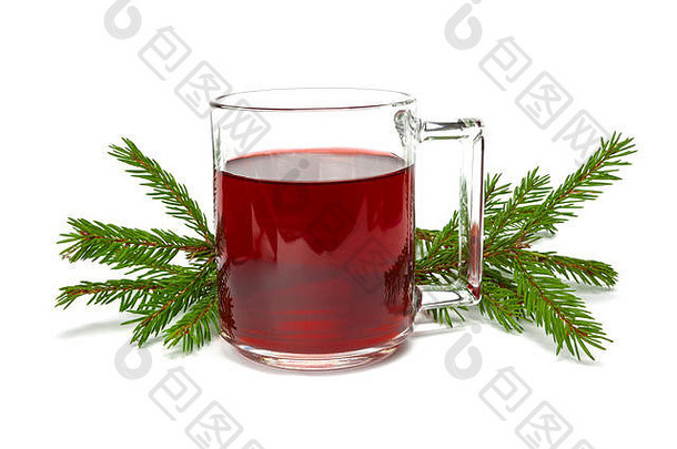 杯子加香料的热酒用钉子钉上圣诞节树白色背景
