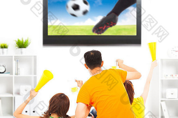 年轻的球迷大喊大叫看足球游戏