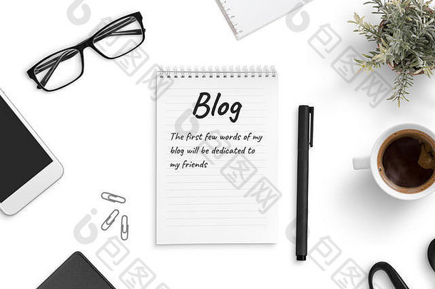 博客和自由职业的概念。在办公桌上的便笺纸上写几句博客话。