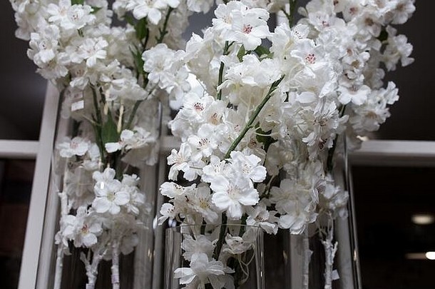 白色花伊基巴纳黑色的背景花束玻璃花瓶乌木花束