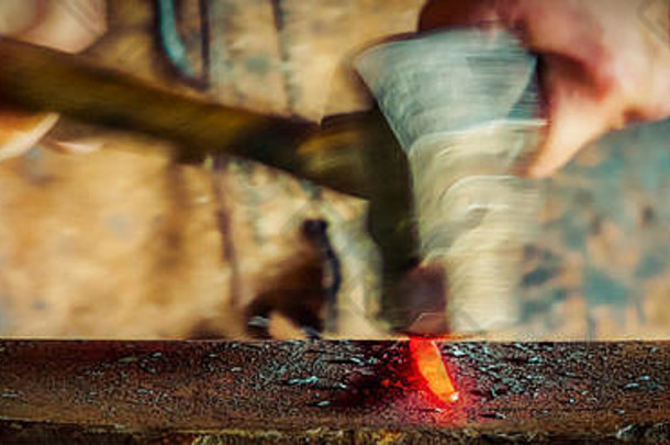 威斯康星州的一位铁匠在一根铁棒上练习他的手艺。
