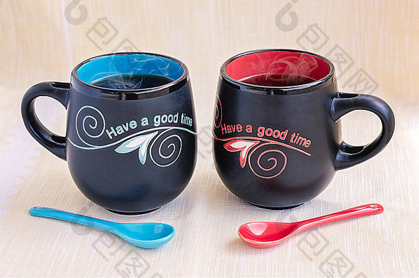 红色和蓝色的热茶陶瓷杯，带有汤匙和铭文。