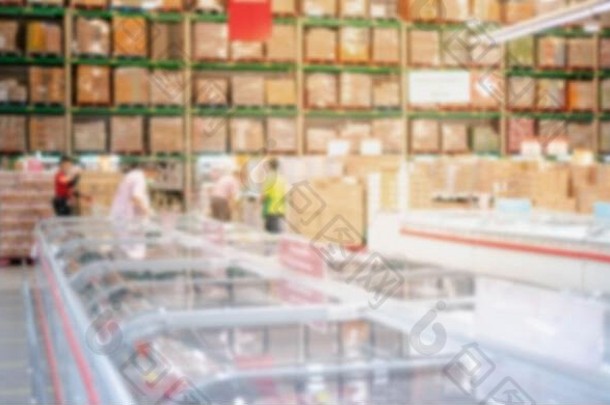 抽象模糊效应在仓库中用冰箱储存食品和冷冻食品，纸箱食品供客户和购物者使用