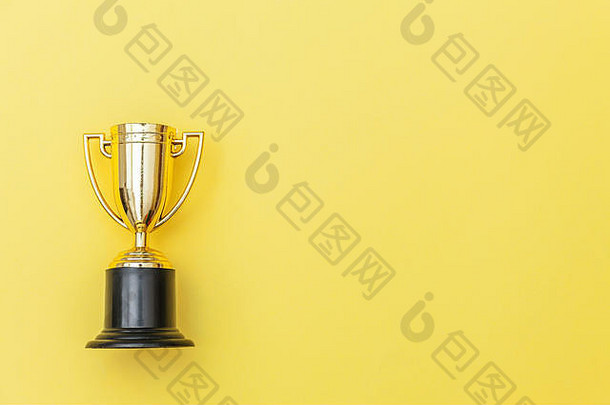 简单的平躺设计赢家冠军黄金奖杯杯孤立的黄色的色彩斑斓的背景胜利的地方竞争赢得成功概念前视图复制空间