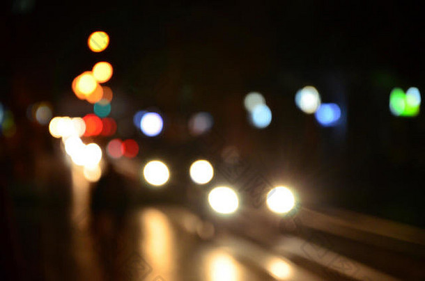 模糊晚上场景交通巷道散焦图像汽车旅行发光的头灯散景艺术