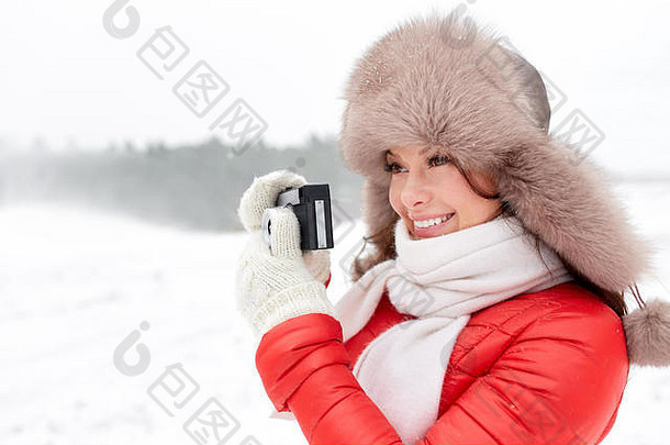 快乐女人电影相机在户外冬天