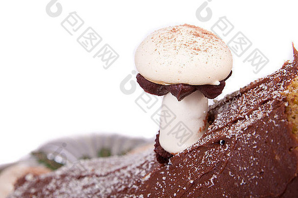 蛋糕上的酥皮蘑菇，白色巧克力糖衣