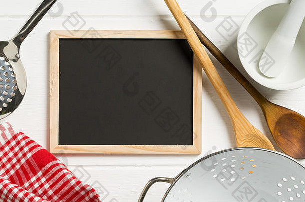 空白空黑色的黑板烹饪餐具红色的网纹菜毛巾平躺白色木表格复制空间