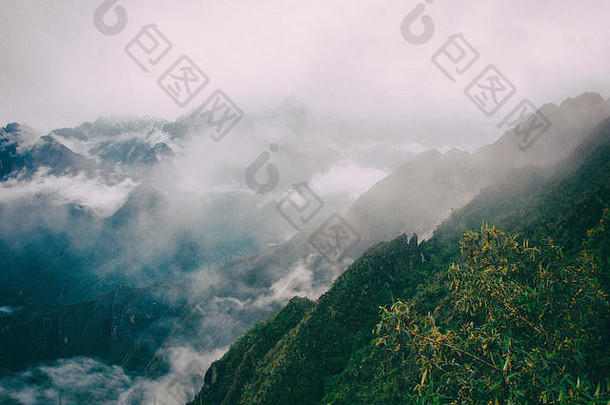 印加小径上的安第斯山脉在薄雾中。秘鲁。南美洲。没有人。