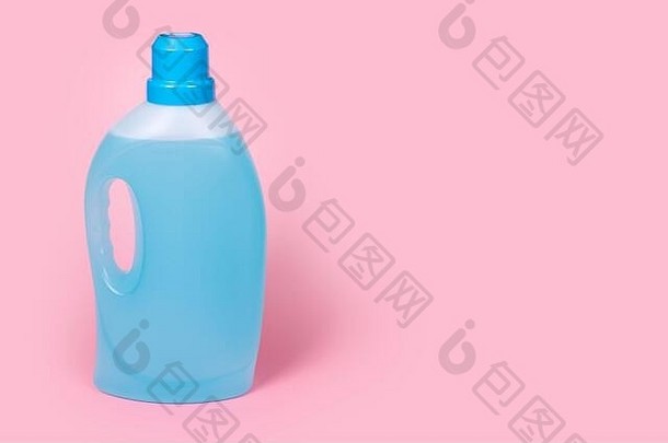粉红色背景的一瓶洗涤剂。清洁产品、家用化学品或洗衣液的塑料容器。洗衣日、清洁日
