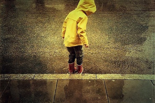 孩子玩雨