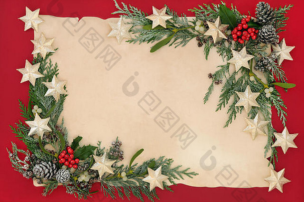 圣诞抽象边框，金星装饰，冬青树，槲寄生和雪松覆盖在旧羊皮纸上。