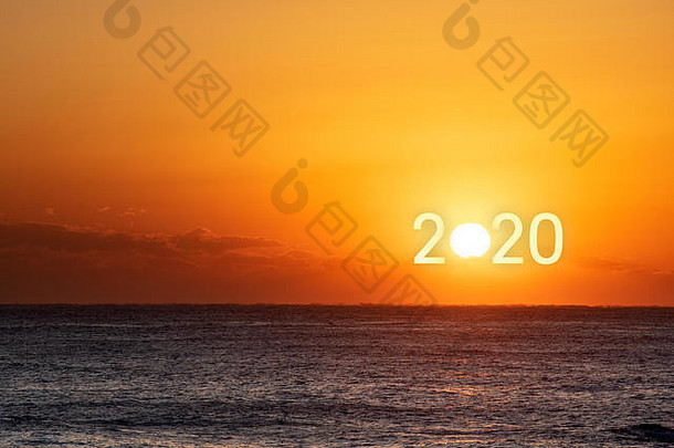 2020年新年快乐。海上美丽的日出。