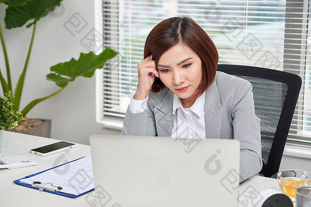 抑郁强调年轻的亚洲业务女人移动PC痛苦麻烦