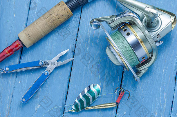 纺纱、卷轴、钓鱼用绿勺和钳子。渔夫的诱饵和工具。