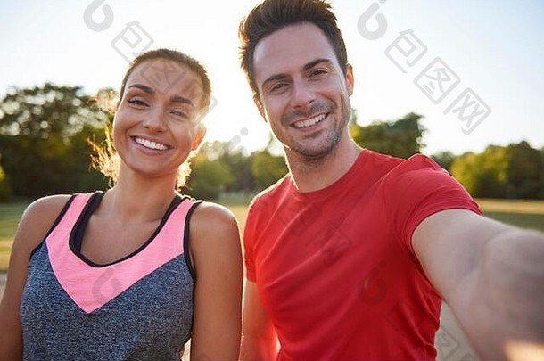 年轻夫妇在新鲜空气中锻炼后的自拍