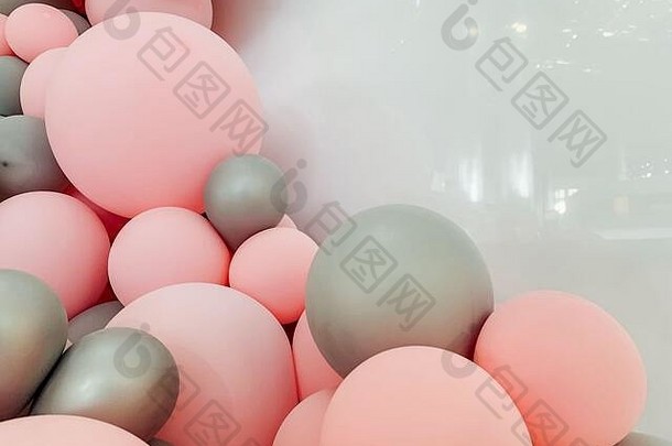 很多灰色的粉红色的气球假期灰色的背景
