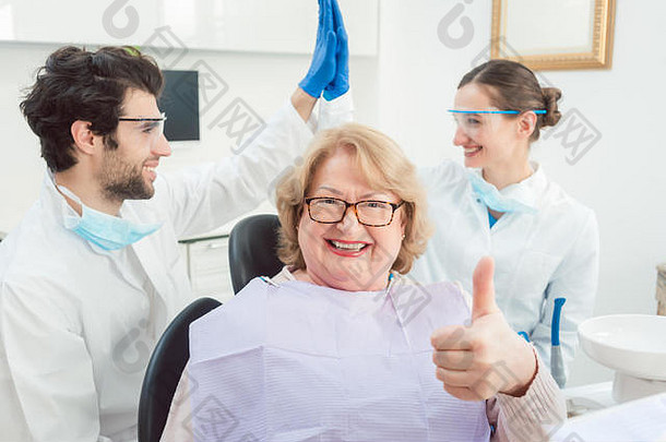 牙科医生和外科病人都很兴奋