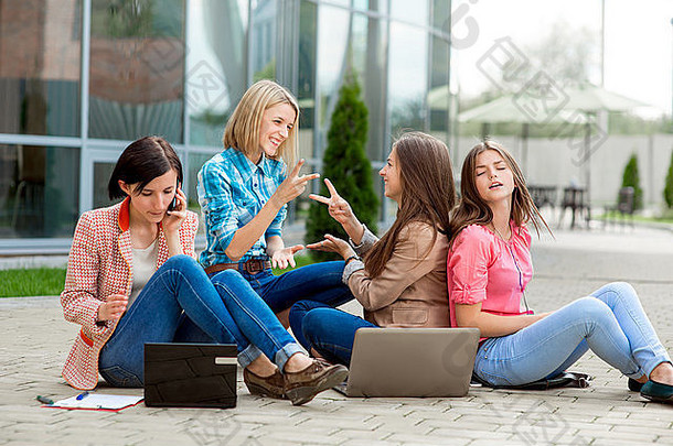 年轻快乐的女朋友或同学在学校或大学休息时玩得很开心。
