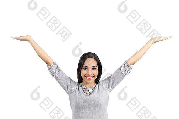 一名手持广告的阿拉伯妇女举起双臂，孤立地站在白色背景上