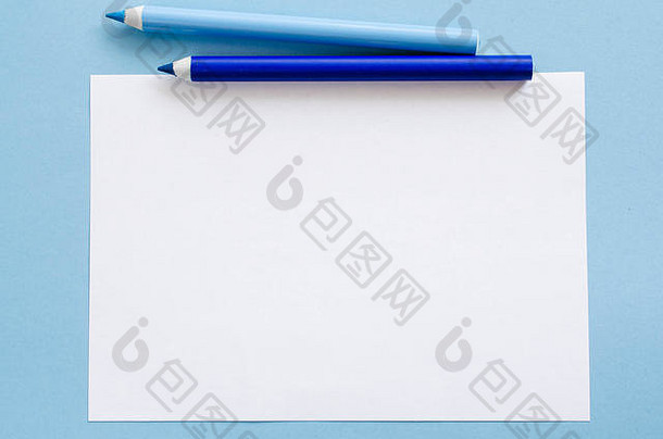 白色空白纸和两支蓝色铅笔。