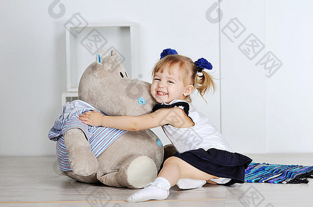 小女孩在工作室拥抱泰迪河马