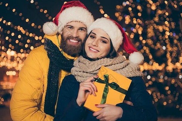 特写镜头照片人夫妇丈夫的家伙兴奋妻子夫人持有x-mas礼品盒传统穿外套圣诞老人帽newyear精神大气