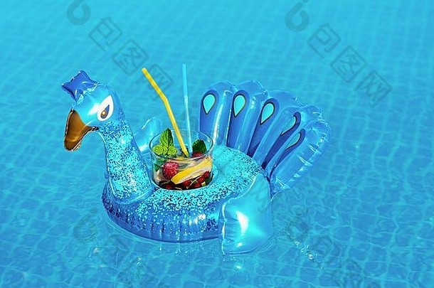 新鲜的coctail莫吉托充气蓝色的孔雀玩具游泳池假期概念