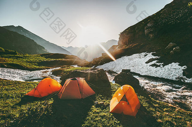 山上露营帐篷晨曦风景旅游生活方式概念探险暑假户外徒步旅行装备