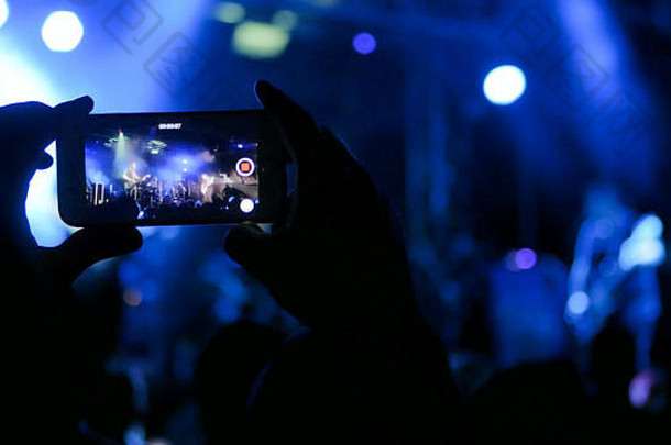 使用智能手机录制现场音乐会视频的手形轮廓