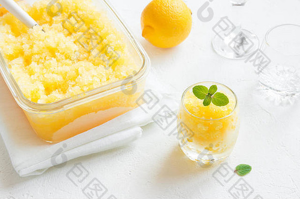 放在白色桌子上的柠檬冻花岗岩浆饮料。意大利Granita甜点，<strong>清爽夏日</strong>雪泥饮料。