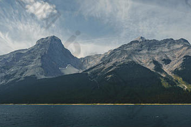 视图山湖反射树较低的卡纳纳斯基斯做出湖彼得lougheed省公园卡纳纳斯基斯做出国家阿尔伯塔省加拿大