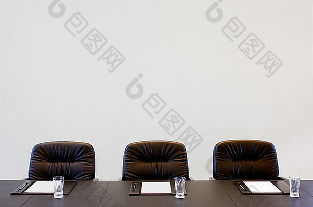 董事会会议桌是为年度股东大会准备的
