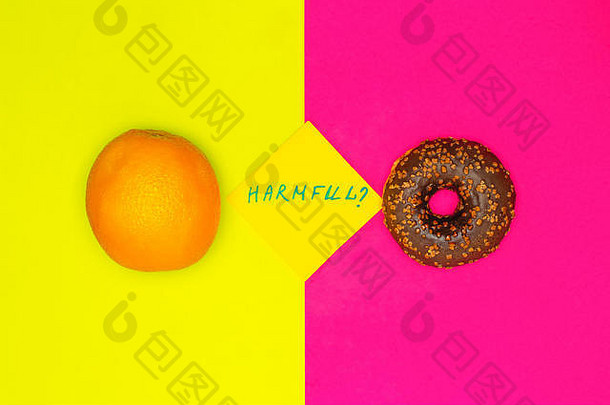 健康食品vs有害零食。选择概念。橘子和甜甜圈。流行色平铺
