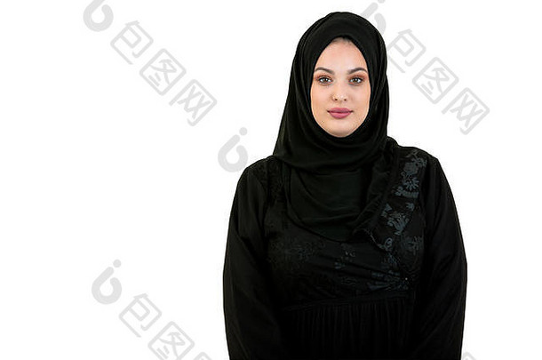 穿着传统阿拉伯服装、戴着头巾的年轻女子