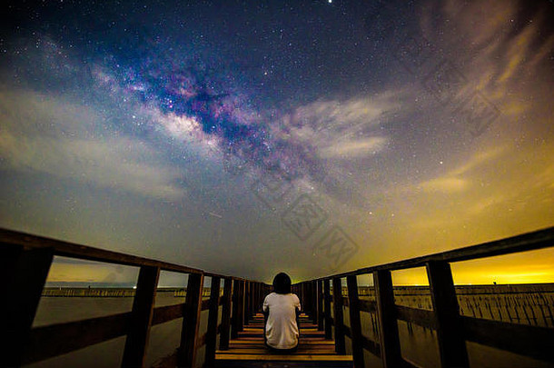 坐在桥上的那个人，天上有银河