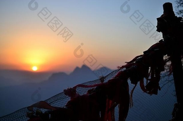 中国陕西华山，新年美丽日出时，带着爱锁的栅栏