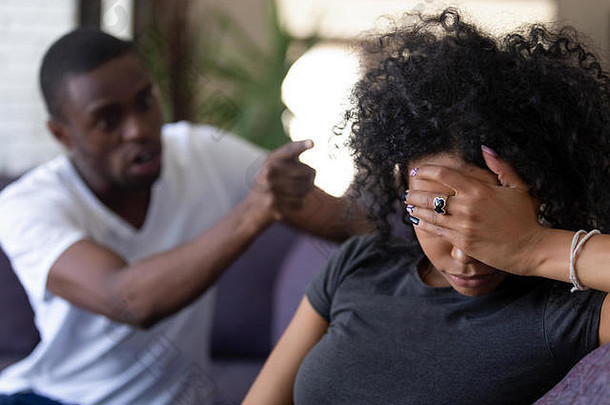 疲惫的非洲妻子无视愤怒的黑人丈夫指责问题