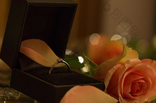 订婚戒指的图像。浪漫的<strong>玫瑰图片</strong>。