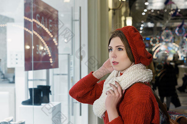 年轻漂亮的<strong>冬季</strong>贝雷帽、白色围巾和红色针织<strong>保暖</strong>毛衣
