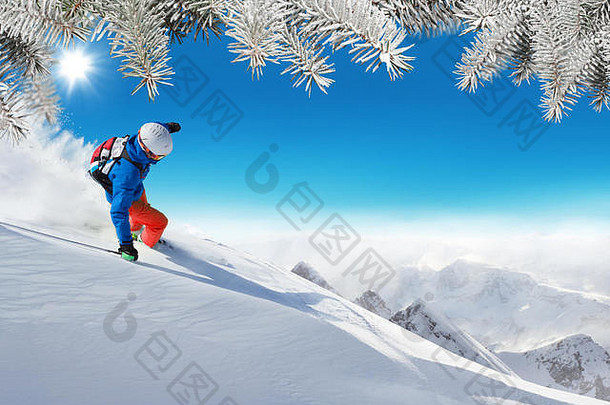 滑雪者在美丽的阿尔卑斯山风景中滑雪者在滑雪道上跑下山。背景是蓝天。文本的可用空间