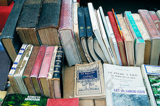 法国巴黎，购物跳蚤市场旧书<strong>收藏</strong>书籍在公共市场展出，二手店，二手书