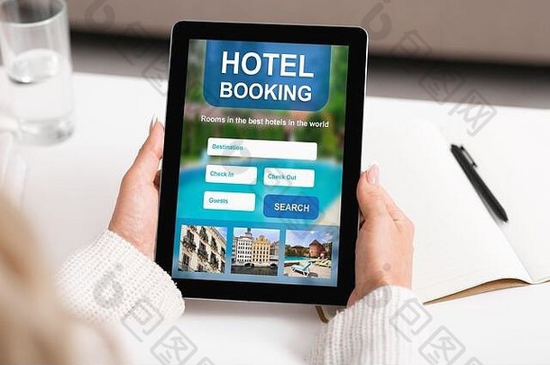 女商人使用平板电脑在线酒店住宿
