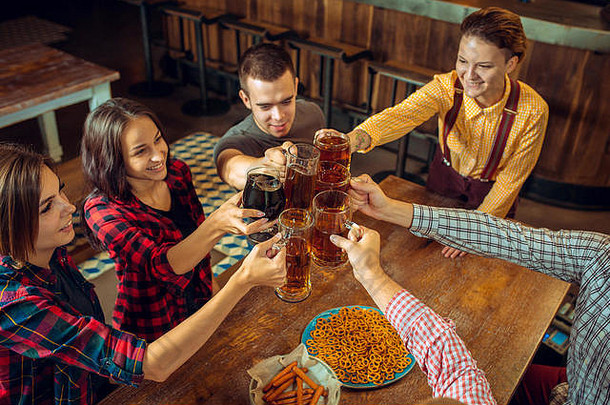 人休闲友谊沟通概念快乐朋友喝啤酒会说话的无比的眼镜酒吧酒吧